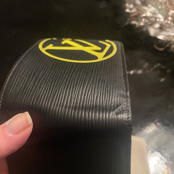 Louis Vuitton tri-fold epi LV circle Black wallet. Gorgeous. - Picture 5 of 9